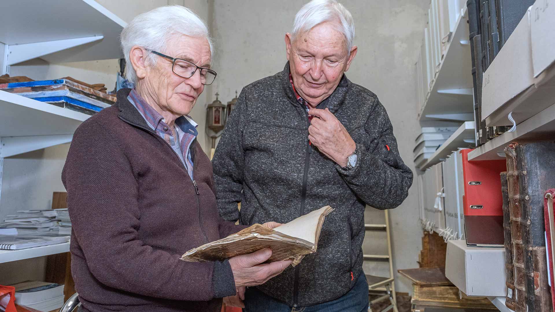 Stephan Gyr und Heiri Hüsler im Pfarreiarchiv