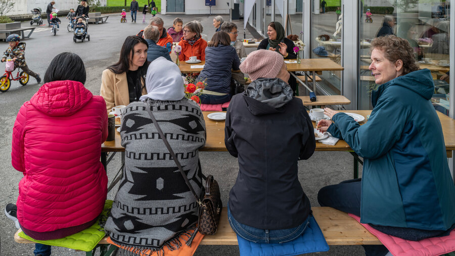 Im «Café lokal-global» in Adligenswil kommen Einheimische und Geflüchtete in Kontakt. Rechts Mit-Initiantin Mirjam Meyer.