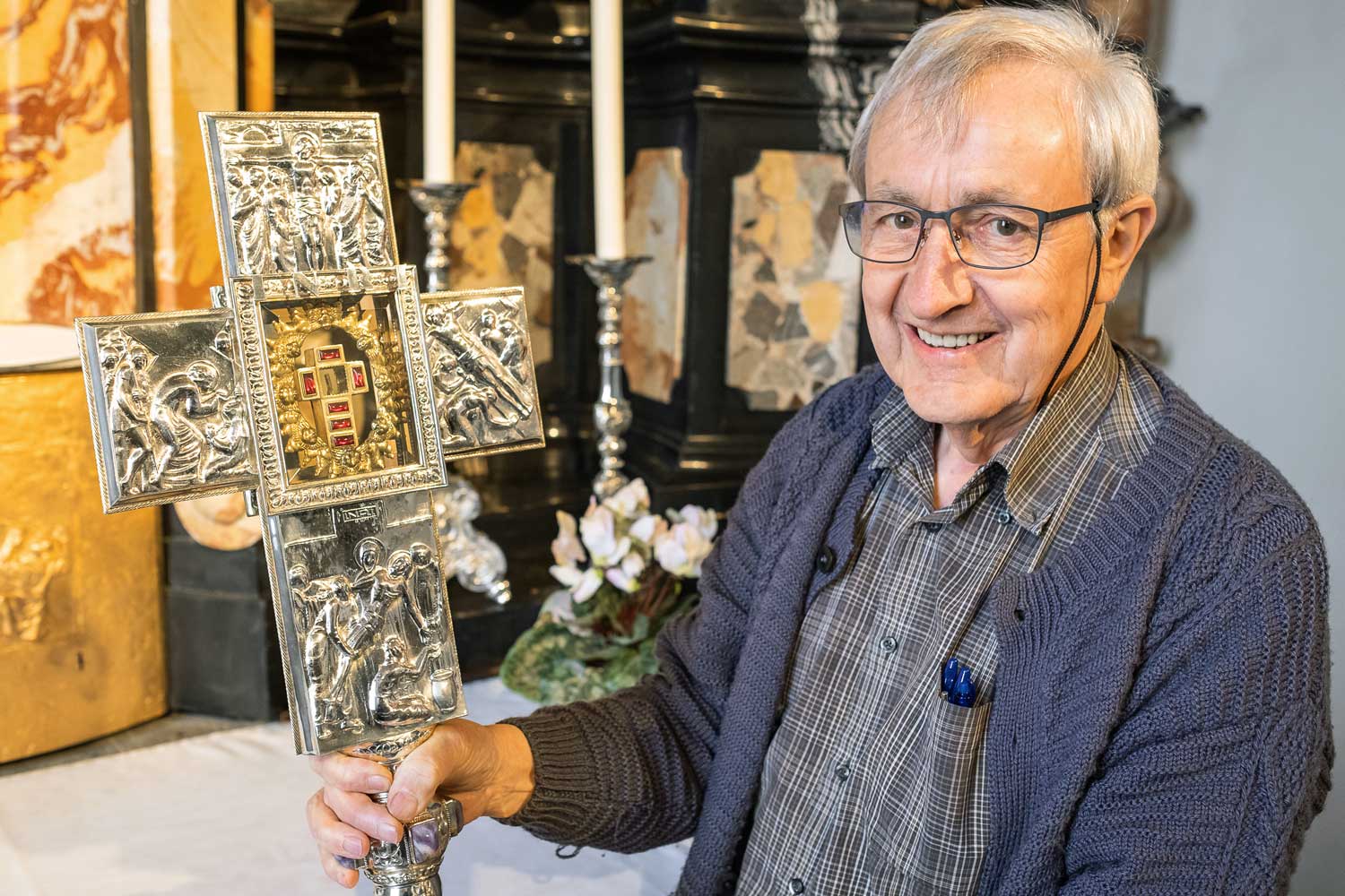 Jakob Zemp mit Monstranz und Kreuzpartikel